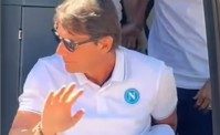Retroscena Conte, tanti tifosi ad attenderlo fuori casa. Bel gesto del mister