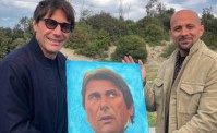 Un dipinto per Conte: consegna speciale a Castel Volturno per il mister
