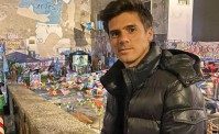 Fede Coria ai Quartieri Spagnoli. Il tennista argentino rende omaggio a Maradona
