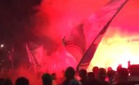 Tifosi Napoli in festa all'esterno dell'Allianz. Cori e fumogeni, entusiasmo dilagante (VIDEO)