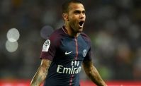 Dani Alves approda nella sua nuova squadra. Migliaia di tifosi in aeroporto. Che accoglienza!