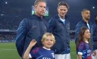 De Bruyne in campo con una mascotte speciale, McTominay guarda con ammirazione