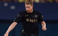 Napoli spento, le telecamere indugiano su De Bruyne: espressione del belga preoccupante