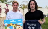 De Bruyne in versione Simpson. Il belga regala una sua maglia a Steart