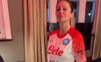 Deborah De Luca riceve una maglia dalla SSC Napoli: la reazione della Dj (VIDEO)