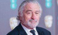 Robert De Niro bacia la statuina di Maradona da Mim alla Ferrovia (VIDEO)