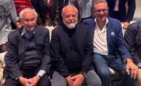 De Laurentiis al Teatro Diana per Una vacanza coi fiocchi. Applausi del pubblico per il presidente