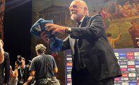 De Laurentiis ingiocabile, lancia la maglia del centenario dal palco: Voglio la staffetta