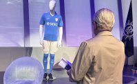 De Laurentiis ipnotizzato dalla nuova maglia, l'immagine colta a telecamere spente