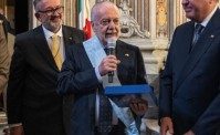 De Laurentiis riceve la Croce di San Giorgio alla Nunziatella: Mi porter� fortuna, vogliamo vincere ancora