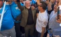 De Laurentiis scatenato a Los Angeles: salta con i tifosi durante lo sfott&ograve; alla Juventus