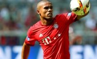 VIDEO - Douglas Costa prima discute poi sputa all'avversario. Telecronista Sky incredulo: Oh no!