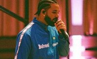 Clamoroso Drake, 126 milioni di follower: foto con la tuta del Napoli