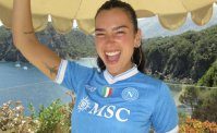 Dua Lipa con la maglia del Napoli acquistata al centro storico: Paradiso in terra
