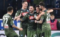 VIDEO ESCLUSIVO - Il Napoli vince a Brescia, i tifosi chiamano la squadra: pace fatta, volano le maglie!