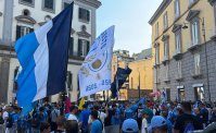 Festa Centenario Napoli, piazza dei Martiri gi&agrave; colma di tifosi. Cori, bandiere e passione