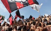 Foggia, notte di follia dopo il derby perso: incendiata l'auto di Iemmello. Esplosi tre petardi
