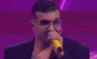 Geolier canta in platea: Non sarò mai un collega di Pino Daniele, sono un suo fan