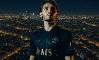 Il Napoli presenta la terza maglia per l'Europa. Il Corsiero del Sole è protagonista