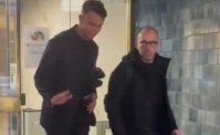 Giovane, visite mediche terminate. I tifosi lo acclamano: Forza Napoli!