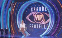 Grande Fratello Vip, coro contro Napoli. Scoppia la polemica sui social