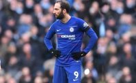Chelsea, Higuain nervoso: litiga con un membro dello staff di Sarri e con due giocatori!