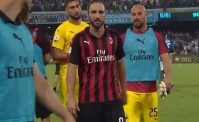 VIDEO - Furia Higuain, sbaglia gol e attacca Mandi: serata da dimenticare per il Milan!