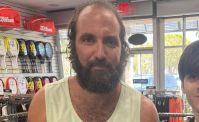 Gonzalo Higuain, il nuovo look: barba folta, canottiera e relax totale