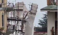 Paura a Napoli, crolla impalcatura in Via Aniello Falcone (VIDEO)