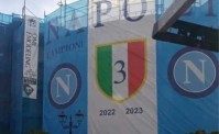 Agguato contro il ponteggio azzurro a Torre del Greco. Spunta scritta anti-Napoli (FOTO)