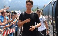 Ovazione a Dimaro, arriva pulmino con 8 giocatori del Napoli! Inglese non sorride, Verdi e Younes...