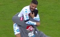 Esultanza a sorpresa per Sarri, Insigne corre in panchina ed abbraccia Mertens!