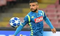 FOTO - Striscione sotto casa di Insigne, il giocatore si affaccia dal balcone e si emoziona!
