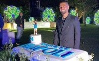 Spettacolo alla festa d'Insigne, il capitano ammira i fuochi d'artificio a fine serata (VIDEO)