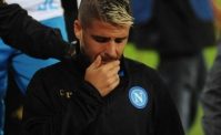 VIDEO - Pioggia incessante a Napoli: Insigne esce dall'auto e rialza un motorino da terra!