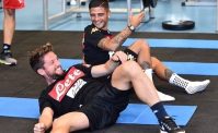 VIDEO - Insigne diventa fisioterapista, splendido siparietto con Mertens sul lettino