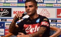 VIDEO - Insigne scende in strada, bambini stupiti! Lorenzo gioca a calcio tra i vicoli di Napoli