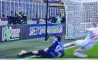 Clamoroso in Inter-Fiorentina: palla uscita, ma l'arbitro non vede! E i nerazzurri segnano