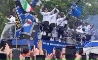Festa Inter, pullman giocatori sfila per Milano. Migliaia di tifosi in strada (VIDEO)