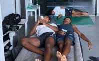 Riposino pomeridiano, Jesus e Neres dormono assieme. C'è anche Vergara