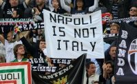 Gli azzurri vincono, gli juventini sono furiosi: Regalo clamoroso al Napoli, Var inutile
