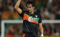 Kike Perez esagera e impazzisce contro il guardalinee, il telecronista lo giustifica