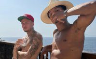 Neres raggiunge Lang, giornata di relax al mare per i due esterni del Napoli
