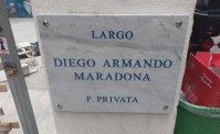 Largo Maradona, propriet� privata, al Murales c'� anche un cancello che chiude la sera