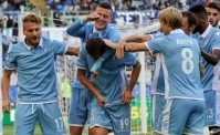 Lazio, l'aereo non parte: che disagio per la squadra. Travolgente ironia sui social: Ricordate Lino Banfi?