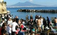 Epifania? No, a Napoli sembra Ferragosto. Spiagge prese d'assalto