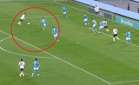 Atteggiamento inspiegabile di Lobotka su Bernardeschi: tifosi del Napoli infastiditi