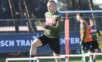 Lobotka scruta il mare con la sua meravigliosa figlia (FOTO)