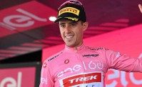 Giro d'Italia a Napoli, la maglia rosa Lopez mangia una pizza prima della partenza (FOTO)