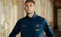 Il Napoli presenta la nuova Anthem Jacket: prezzi e dettagli. Sarà indossata già stasera